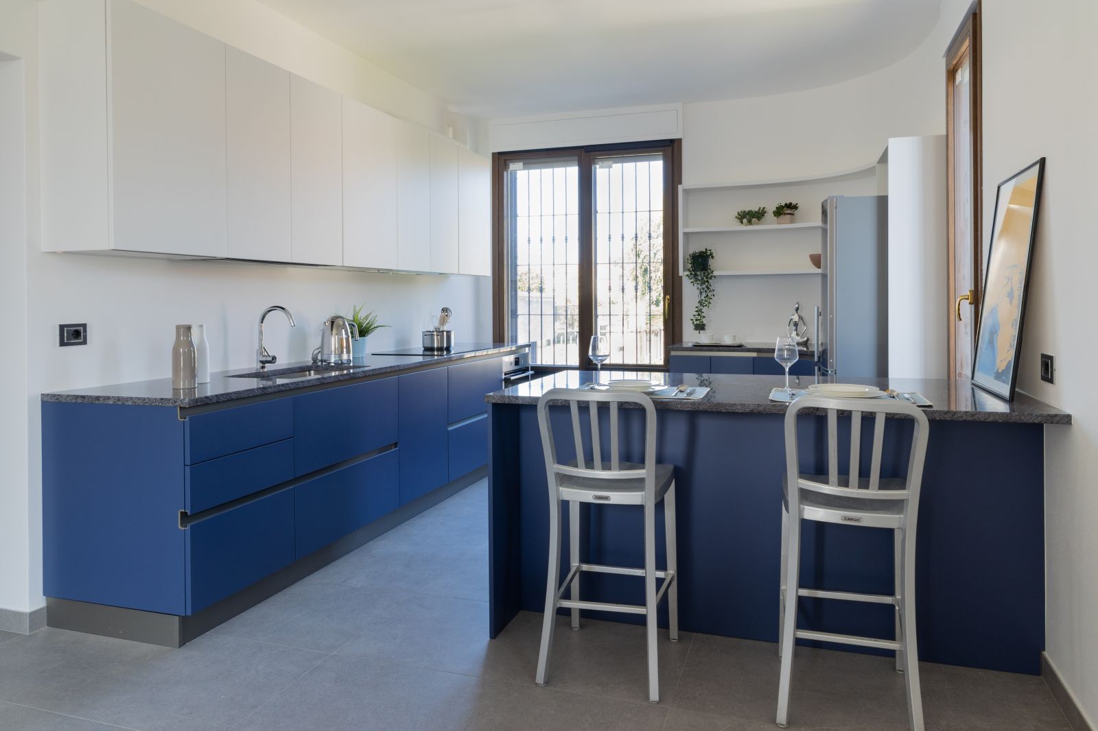 Cucina laccata bianco e blu cobalto